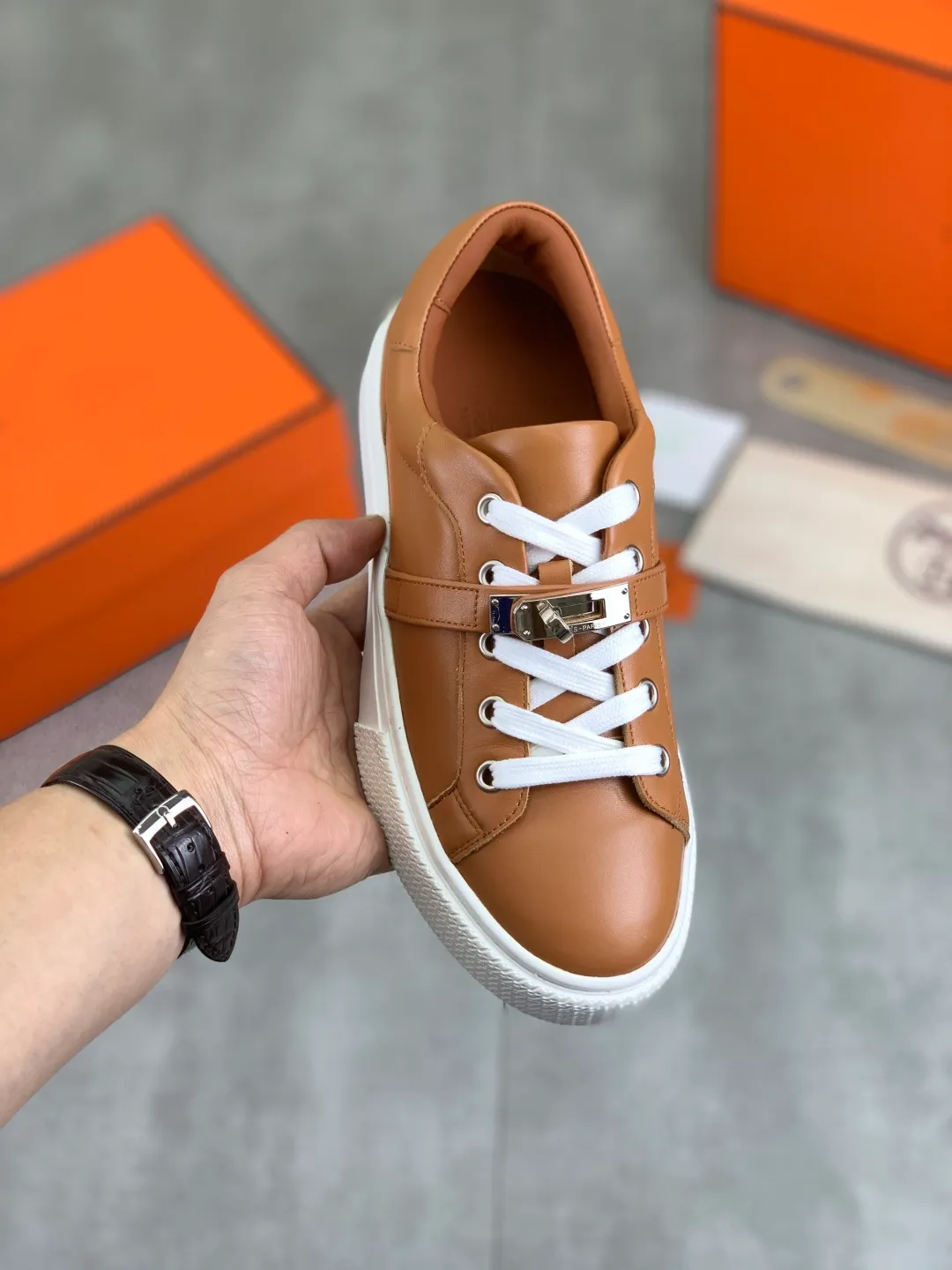 Men's men's shoes 💰P640 New Hermes top version Hermès classic couple style #𝐊𝐞𝐥𝐥𝐲 buckle casual white shoes skateboard shoes that will not conflict with shoes at all. Full of unknowns, Hermès rarely produces flat casual shoes and they are paired with classic palladium-plated Kelly shoe buckles! You'll fall in love with it at first sight. It's super versatile and can be worn with any skirt or pants. 🉑️Close your eyes and wear it. It's super noble. Fabric: Specific cowhide/canvas material. Lining: Sheepskin lining. Outsole: Original molded TPU outsole. Size: 35-45.